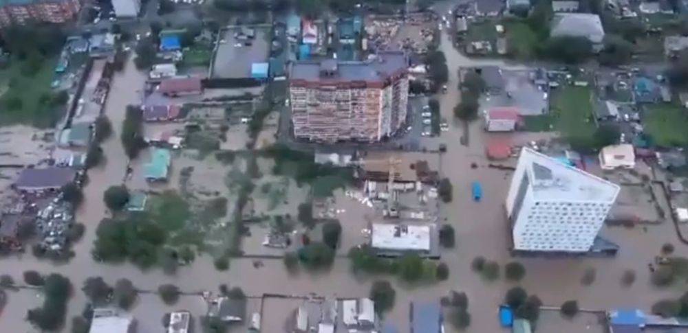 Смертельное наводнение в россии: прорвало дамбу, дома плавают по улицам, кадры масштабного ЧП