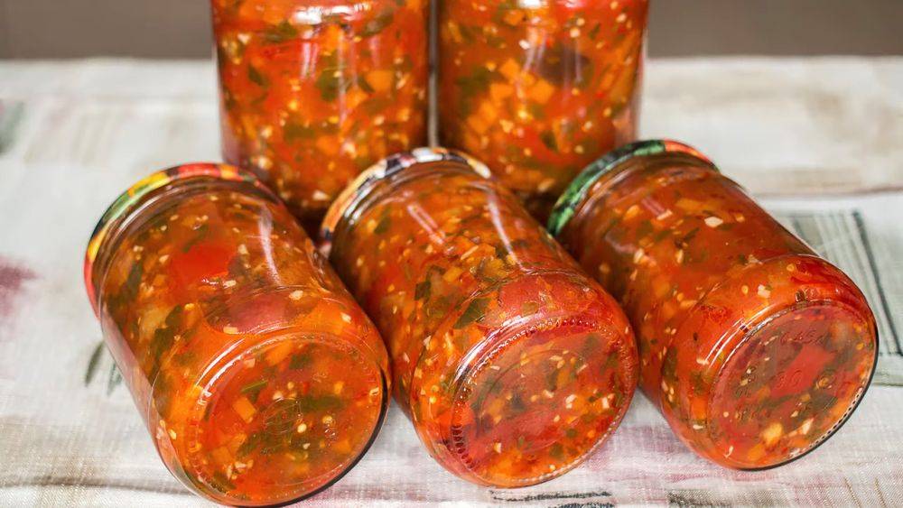 Захочется съесть сразу всю банку: рецепт молодых консервированных баклажанов в томатном соке