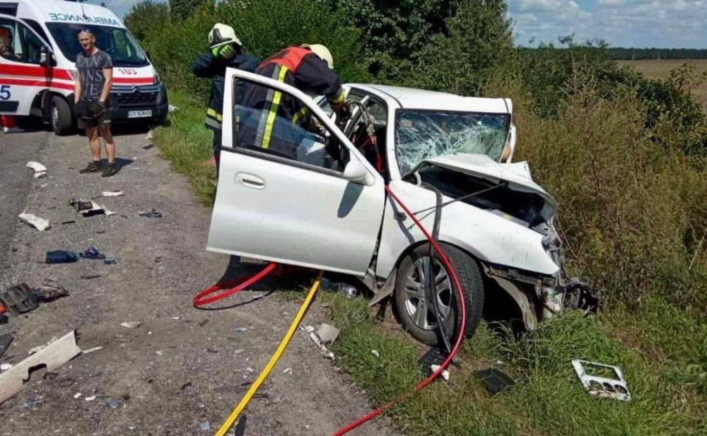 ДТП в Черкасской области - три легковушки столкнулись, есть погибшие - фото