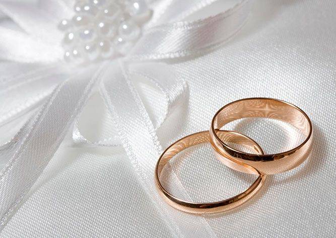 Необычное предложение: в России жених спрятал обручальное кольцо в животе
