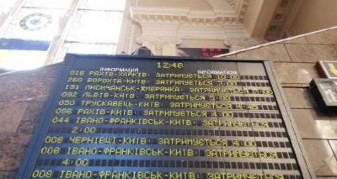 Из-за аварии на железной дороге 13 поездов в ближайшее время будут прибывать в Киев измененным маршрутом и с задержкойУкрзализныци