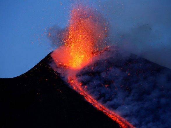 Из-за извержения вулкана Этна на Сицилии отменяют авиарейсы и закрывают аэропорты