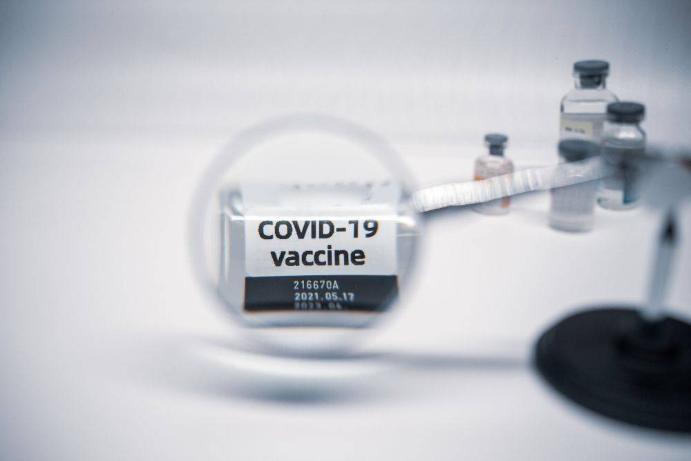 Вакцина от нового варианта коронавируса появится через две недели, но ее успех не очевиден