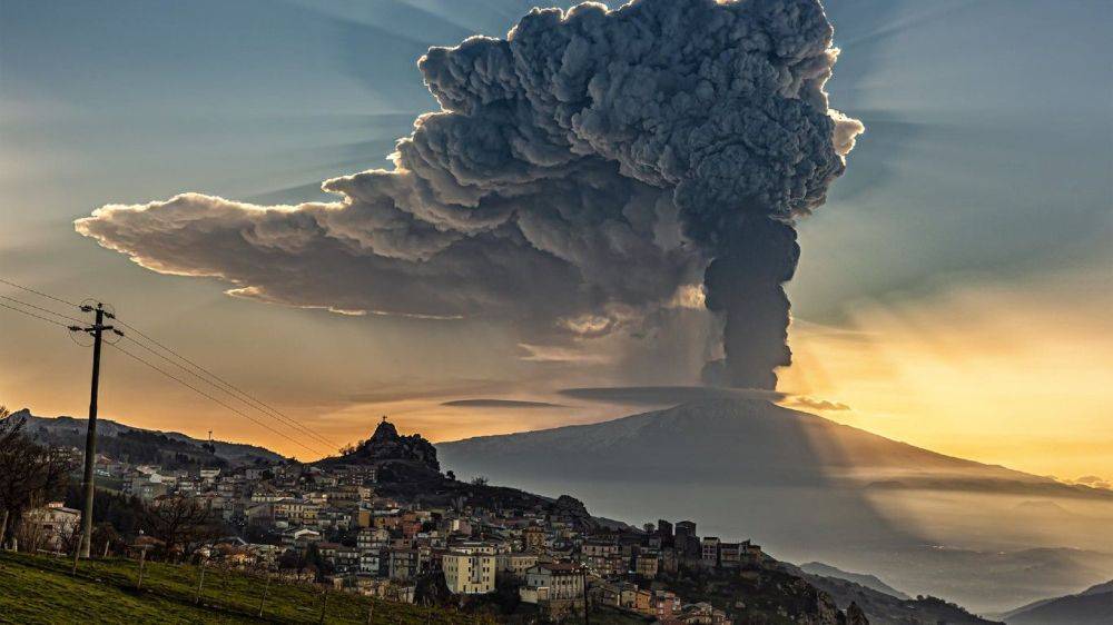 Вулкан Этна проснулся на Сицилии - закрыт аэропорт - видео