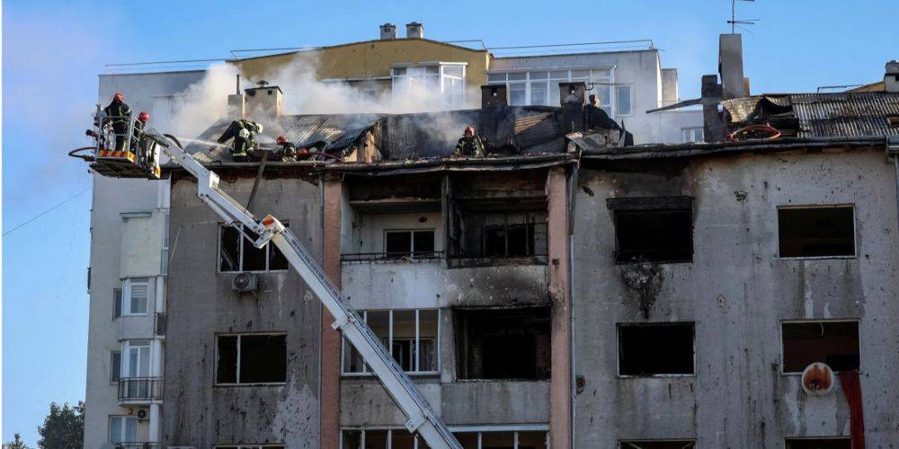 Пожар в жилом доме, поврежден детский сад. Последствия ракетного удара РФ по Львову — фоторепортаж