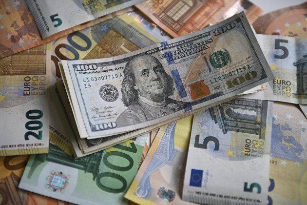 Доллар опустился ниже 95 рублей, евро приблизился к 103 рублям