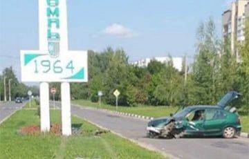 Водитель врезался в стелу на въезде в Новолукомль
