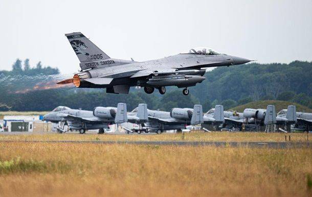 Решения по F-16 для Украины еще нет - Столтенберг