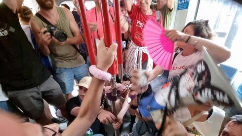 Радость, неполадки и протесты: так прошел первый день работы метротрамвая