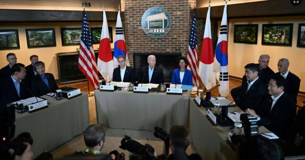 Лидеры США, Японии и Южной Кореи обсуждают вопросы безопасности в Кэмп-Дэвиде