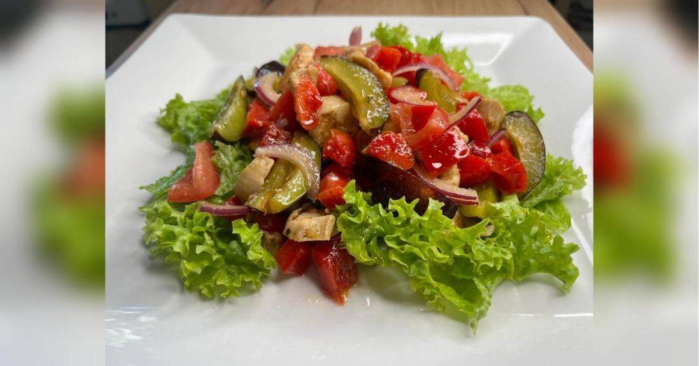Салат с куриным филе, томатами и сливами: сытно и вкусно