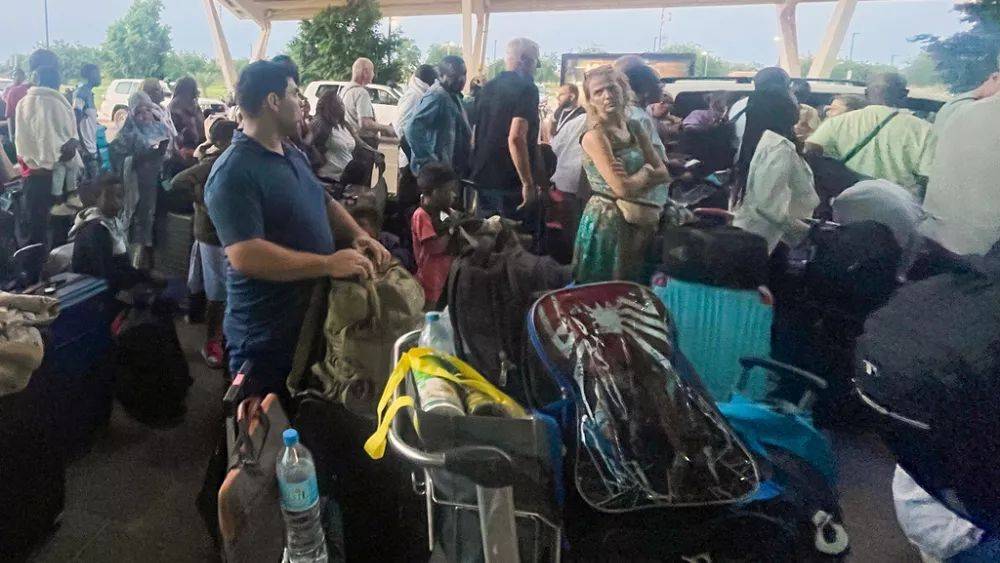 Первые группы эвакуированных из Нигера иностранцев прибыли в Италию и Францию
