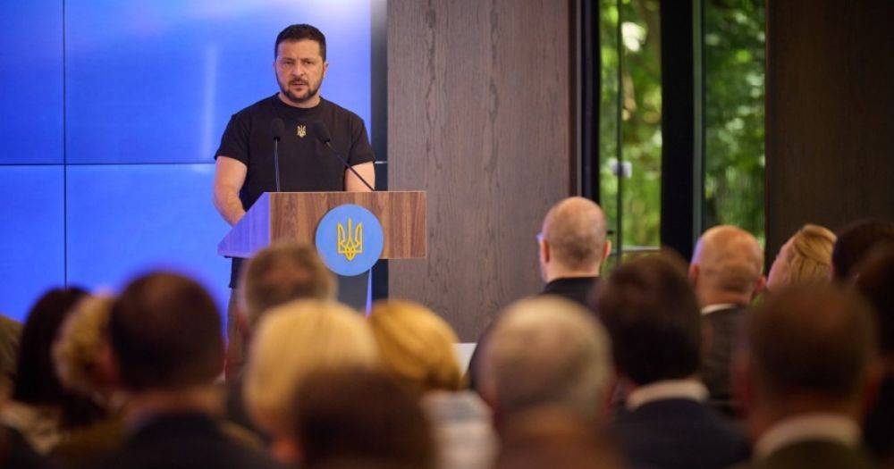Зеленский провел экстренную встречу с украинскими дипломатами на фоне "кризиса отношений" с Польшей