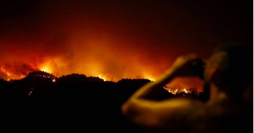 Неконтролируемый пожар на Тенерифе: эвакуировали уже 26 тысяч человек