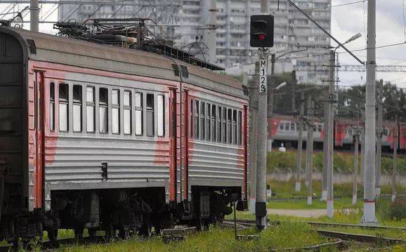 На железной дороге в москве подожгли релейный шкаф - поезда отстают от графика