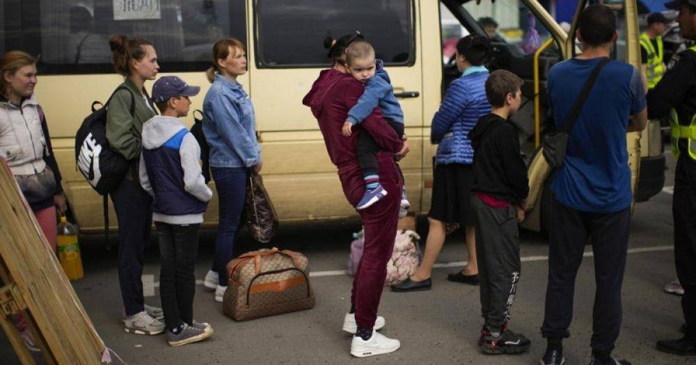 Развозят по спецлагерям: журналисты выяснили, что с украинскими детьми делают в Беларуси