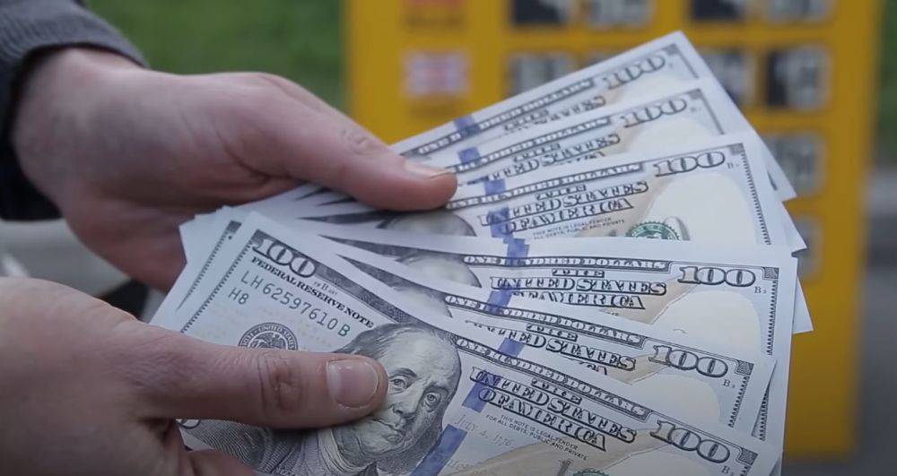 Опять "зеленого" понесло: в Украине резко начал дорожать доллар
