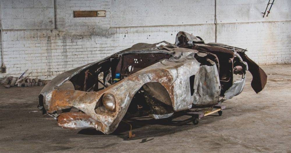 Разбитый и обгоревший суперкар Ferrari продали на аукционе за $1,9 миллиона (фото)
