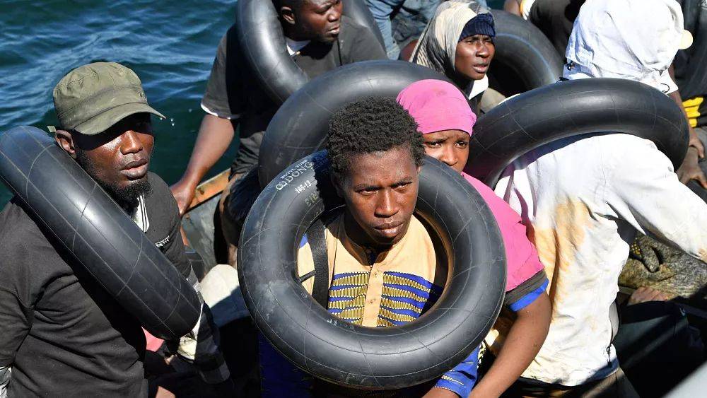 Обязано ли государство или НПО спасать мигрантов в море? Что говорит закон?