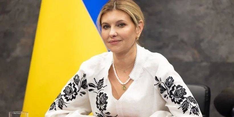 С традиционной вышивкой. Елена Зеленская в эффектной вышиванке поздравила украинцев с Днем флага