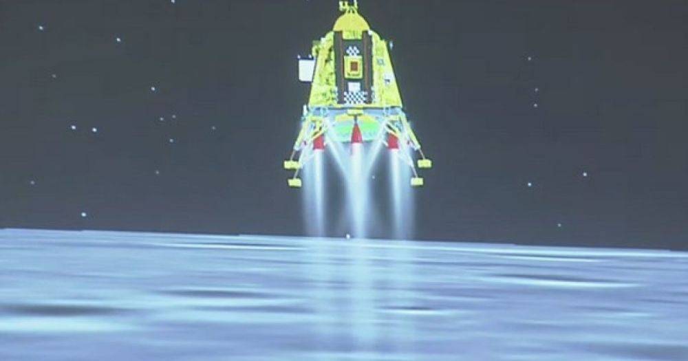 Индия вошла в историю: впервые земной аппарат приземлился возле Южного полюса Луны (видео)