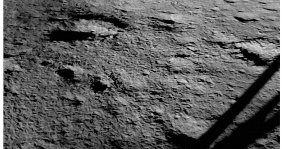Индия показала первые снимки Луны с места посадки аппарата миссии "Чандраян-3" (фото)