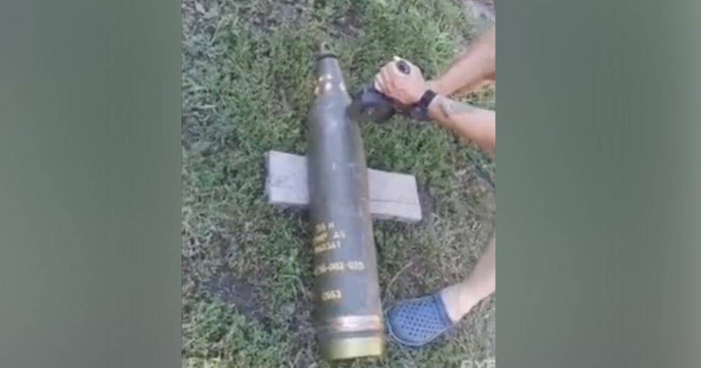 Украинские военные разбирают кассетные боеприпасы для создания снарядов для дрона (видео)