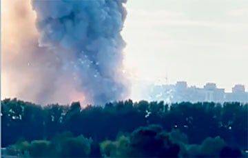 В российском Кемерово вспыхнул мощный пожар со взрывами