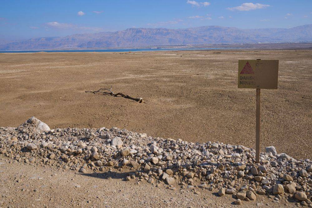 Пятеро туристов застряли в минном поле у Мертвого моря. Один человек в критическом состоянии