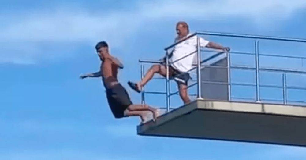 Боялся спуститься: спасатель столкнул ногой человека с 10-метровой высоты (видео)