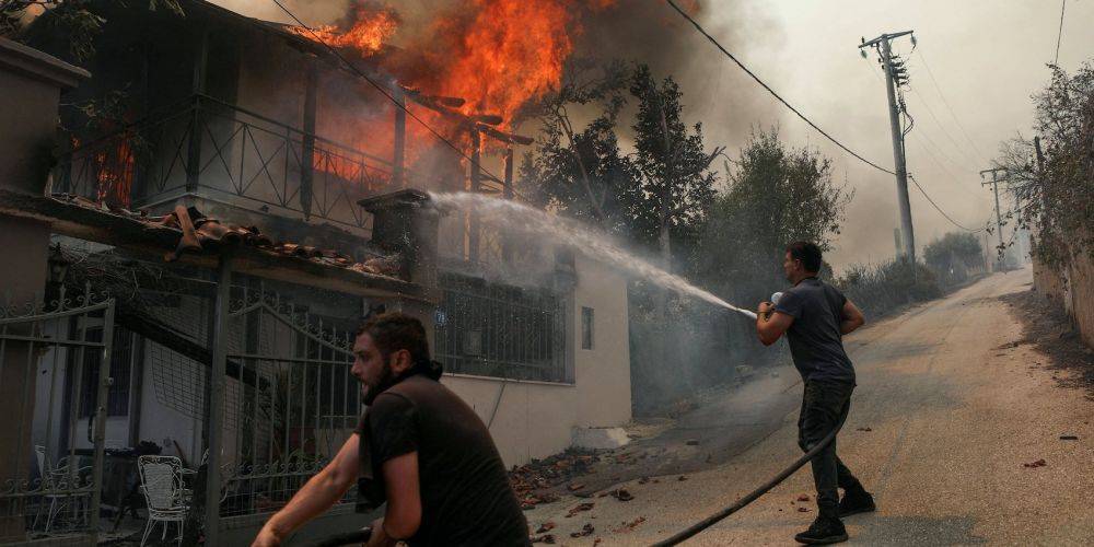 Спасатели в Греции не могут взять под контроль масштабные лесные пожары