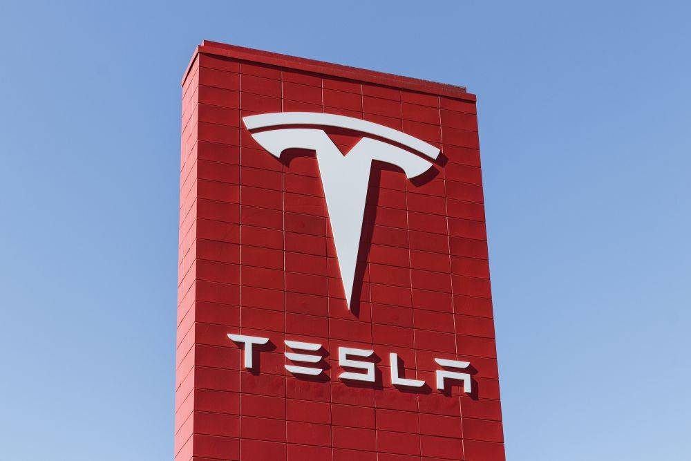 США завершают расследование по автопилоту Tesla – результаты могут обнародовать в ближайшие дни
