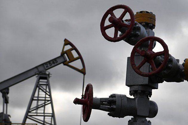 Мировые цены на нефть слабо поднимаются после снижения на более чем на два процента в среду