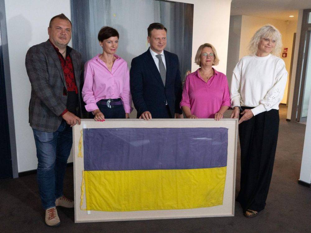 Украинский флаг из Бахмута передан Литовскому национальному музею