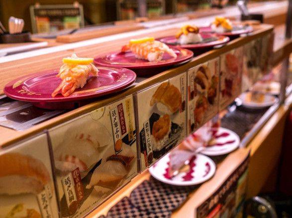 Японская сеть суши отказалась от иска против подростка, который облизывал бутылку соевого соуса в одном из ресторанов