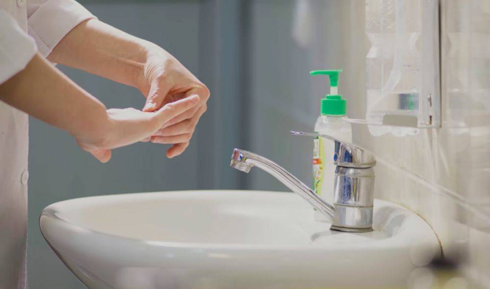 Полминуты и вы сияете от чистоты: как быстро отмыть руки от йода и зеленки