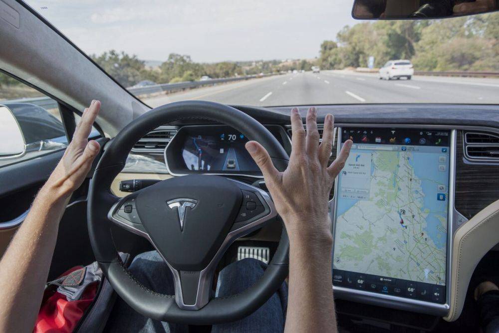 У Tesla снова проблемы с регуляторами — из-за скрытого «режима Илона», который активирует автопилот без рук на руле