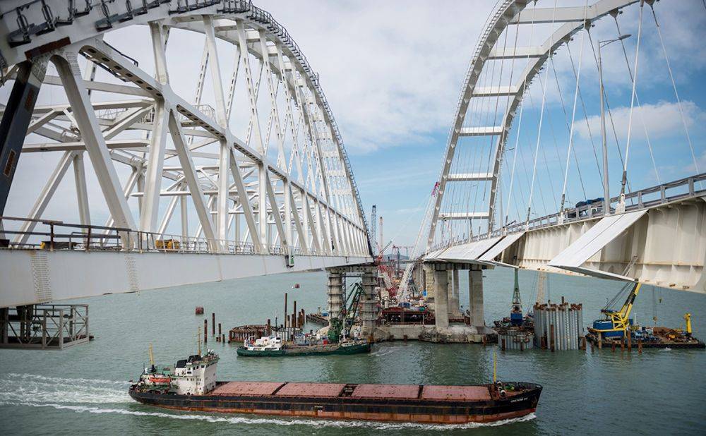 Крымский мост имеет защиту от дронов - фото ограждения из барж