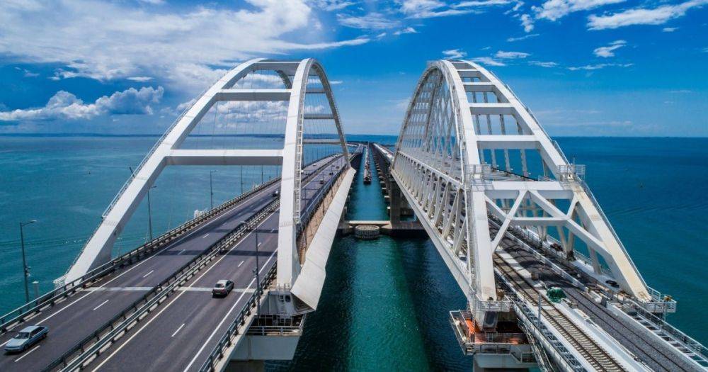 Баржи поперек пролива: СМИ показали спутниковые фотографии Крымского моста (фото)