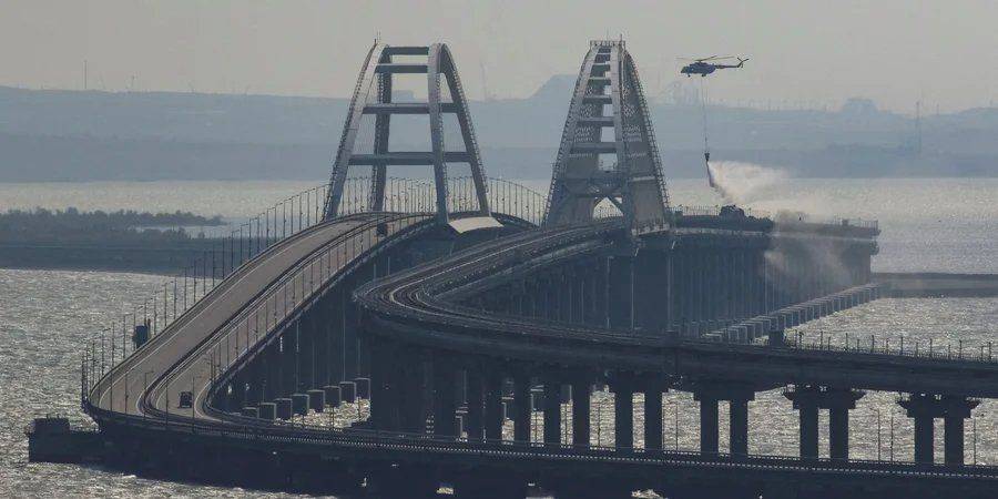 ВМС о баржах россиян возле Крымского моста: Лучше затопить сразу весь Черноморский флот
