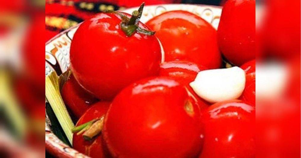 «Быстрые» малосольные помидоры в кастрюле — легко, пикантно и изысканно