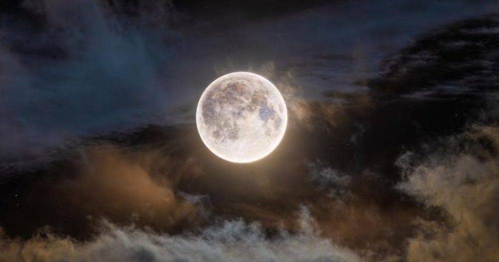 Известный астрофотограф показал эффектные снимки Голубой Луны