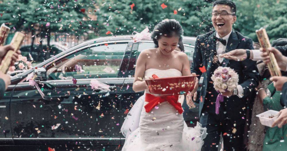 Власти предлагают молодоженам денежное "вознаграждение", если невеста младше 25 лет