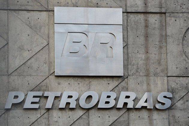 Чистая прибыль нефтегазового гиганта Бразилии Petrobras в первом полугодии упала на треть