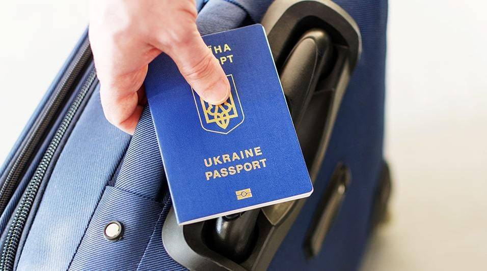 Нужно ли украинцам в Польше делать новый загранпаспорт: что нужно знать