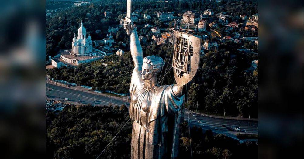 Величественный миг: на монументе «Родина — Мать» установили герб Украины