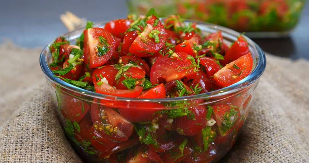 Вы будете закрывать по 10 банок: рецепт аппетитных молодых помидоров в чесночном соусе с болгарским перцем