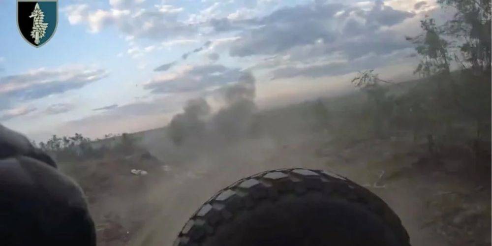 Силы спецопераций ВСУ показали, как во время эвакуации раненого военного вражеский дрон пытался попасть в авто — видео
