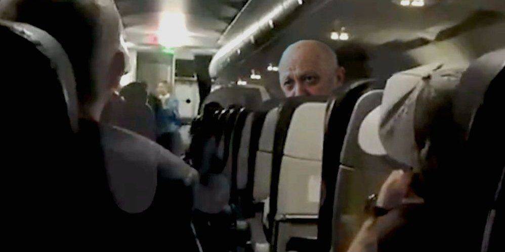 «Я не лечу!». Россиянин устроил переполох на борту самолета, утверждая, что его преследует ЧВК — видео