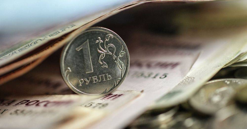 Ослаб на 23%: российский рубль попал в тройку худших валют среди развивающихся рынков, — СМИ